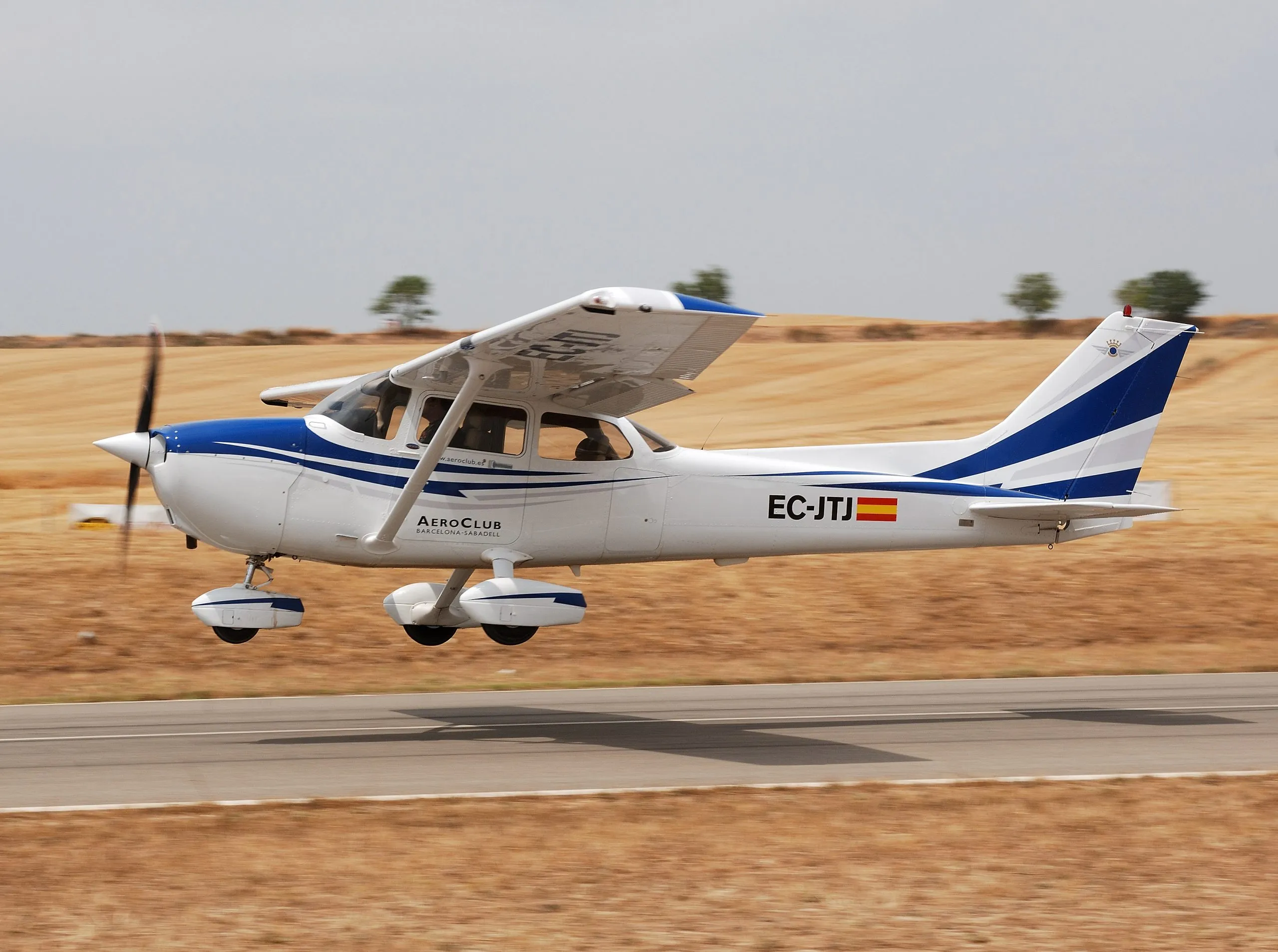 Cessna 172 de l’Aeroclub Barcelona-Sabadell volant baix sobre els camps daurats